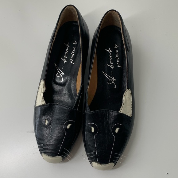 A bomb flats with a cat face. - Picture 2 of 7